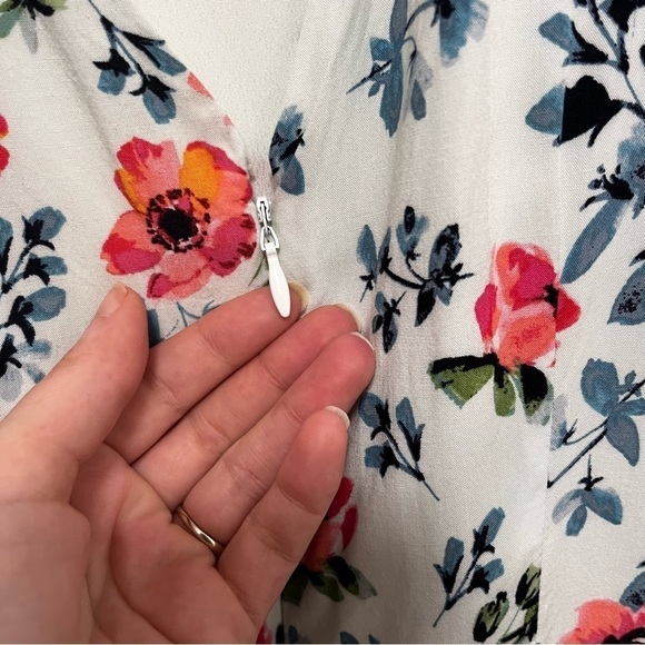 LOFT Floral Bell Sleeve Mini Dress With Pockets. Size 4 - Picture 6 of 8